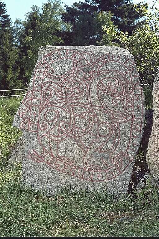 Runes written on runsten, gråsvart granit. Date: V
